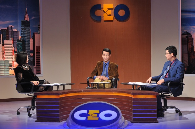 CEO L&ecirc; Hữu Thi v&agrave; c&aacute;c doanh nh&acirc;n đang b&agrave;n luận việc chuyển đổi sang m&ocirc; h&igrave;nh c&ocirc;ng ty mẹ - c&ocirc;ng ty con cho doanh nghiệp